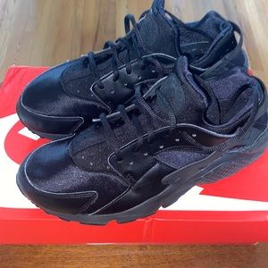 WOMAN NIKE HUARACHES!!